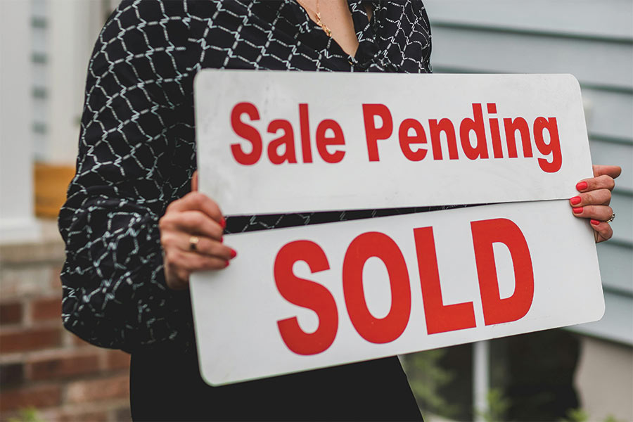 sign saying sale pending and sold to demonstrate selling your business